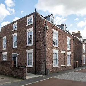 - Beautiful Loft With Parking , Chester United Kingdom